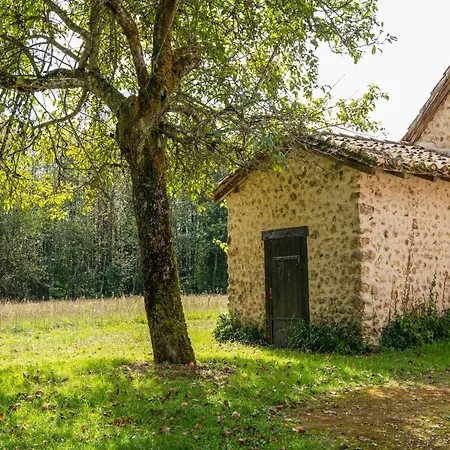Casa vacanze Vacation In Lacropte Near Woods, Cleaning Included Val de Louyre et Caudeau